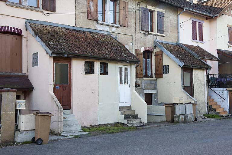 Immeuble de 8 logements. Les entrées. © Jérôme Mongreville / Région Bourgogne-Franche-Comté, Inventaire du patrimoine - 2011