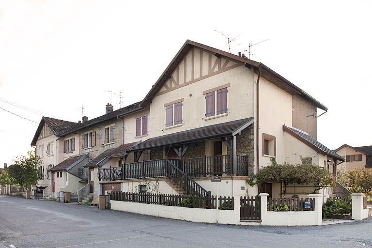 Immeuble de 8 logements. Vue de trois quarts gauche. © Jérôme Mongreville / Région Bourgogne-Franche-Comté, Inventaire du patrimoine - 2011