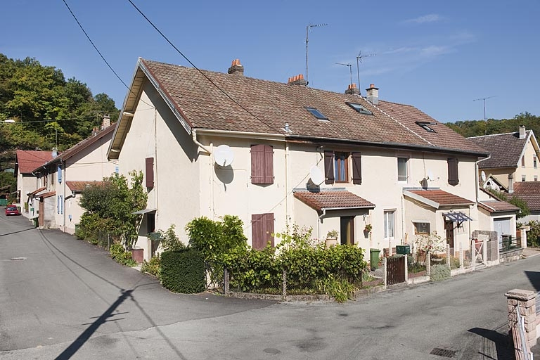 Habitation à quatre logements rue des Essarts. © Jérôme Mongreville / Région Bourgogne-Franche-Comté, Inventaire du patrimoine - 2011 Habitation à quatre logements rue des Essarts. © Jérôme Mongreville / Région Bourgogne-Franche-Comté, Inventaire du patrimoine - 2011
