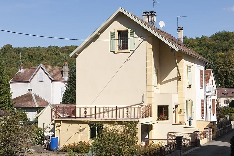 Maison jumelée (de cadres ?). Vue de trois quarts. © Jérôme Mongreville / Région Bourgogne-Franche-Comté, Inventaire du patrimoine - 2011 Maison jumelée (de cadres ?). Vue de trois quarts. © Jérôme Mongreville / Région Bourgogne-Franche-Comté, Inventaire du patrimoine - 2011