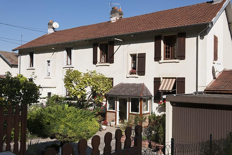 Habitation à quatre logements. Vue de trois quarts. © Jérôme Mongreville / Région Bourgogne-Franche-Comté, Inventaire du patrimoine - 2011 Habitation à quatre logements. Vue de trois quarts. © Jérôme Mongreville / Région Bourgogne-Franche-Comté, Inventaire du patrimoine - 2011