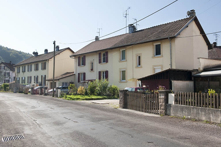 Habitations depuis la rue du canal. © Jérôme Mongreville / Région Bourgogne-Franche-Comté, Inventaire du patrimoine - 2011 Habitations depuis la rue du canal. © Jérôme Mongreville / Région Bourgogne-Franche-Comté, Inventaire du patrimoine - 2011
