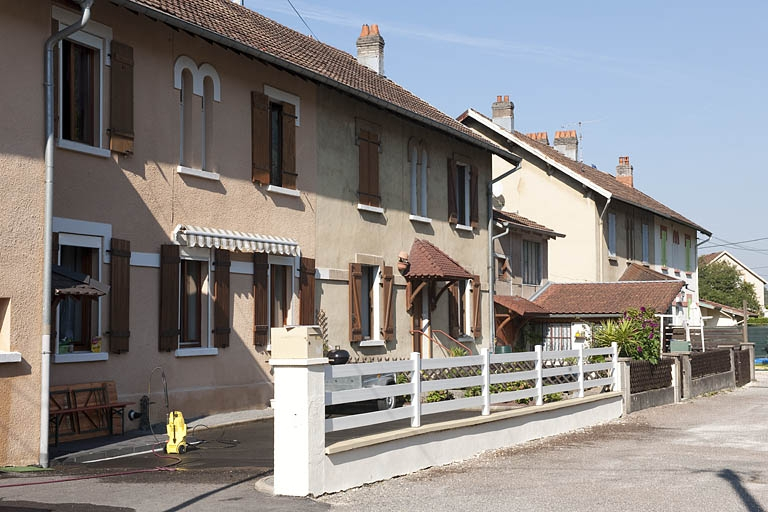 Façade antérieure d'habitations. © Jérôme Mongreville / Région Bourgogne-Franche-Comté, Inventaire du patrimoine - 2011 Façade antérieure d'habitations. © Jérôme Mongreville / Région Bourgogne-Franche-Comté, Inventaire du patrimoine - 2011