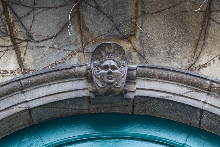 Logis secondaire, façade sur rue : détail du décor de la clé de l'arc du portail d'entrée, de face. © Yves Sancey / Région Bourgogne-Franche-Comté, Inventaire du patrimoine - 2011