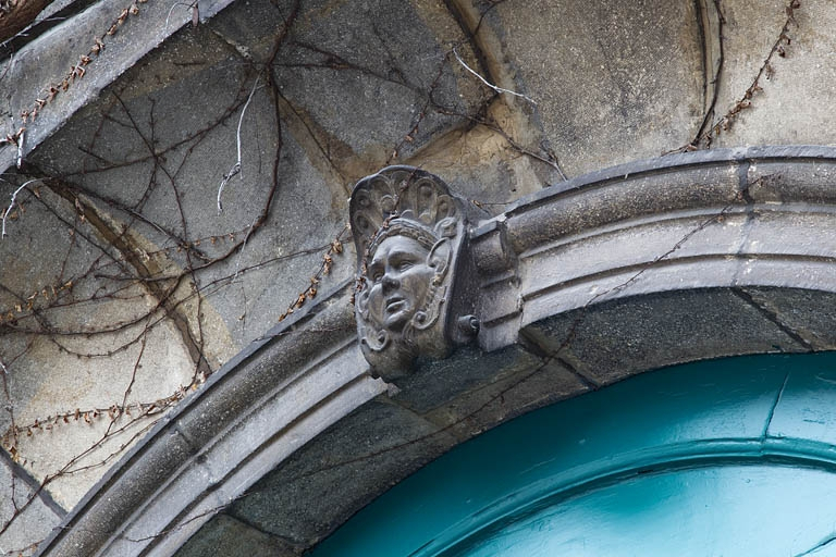 Logis secondaire, façade sur rue : détail du décor de la clé de l'arc du portail d'entrée, de trois quarts droit. © Yves Sancey / Région Bourgogne-Franche-Comté, Inventaire du patrimoine - 2011