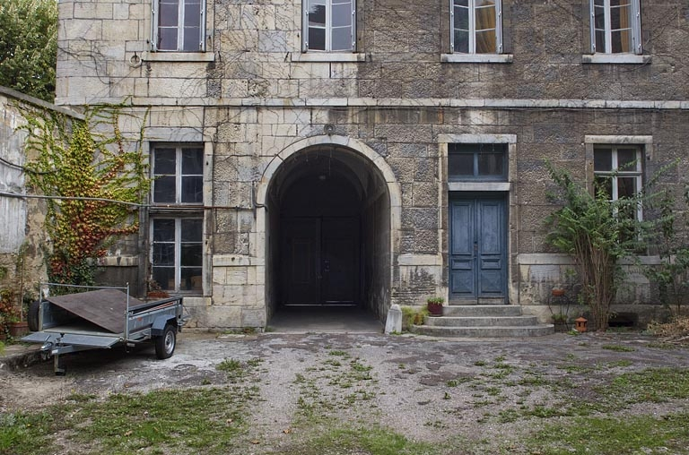 Logis secondaire : détail de façade sur cour, partie gauche, de face. © Yves Sancey / Région Bourgogne-Franche-Comté, Inventaire du patrimoine - 2011