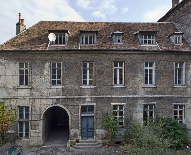 Logis secondaire : vue d'ensemble de la façade sur cour, de face. © Yves Sancey / Région Bourgogne-Franche-Comté, Inventaire du patrimoine - 2011
