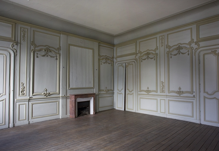 Logis principal, intérieur, premier étage : vue d'ensemble d'une pièce avec ses lambris, de trois quarts droit. © Yves Sancey / Région Bourgogne-Franche-Comté, Inventaire du patrimoine - 2011