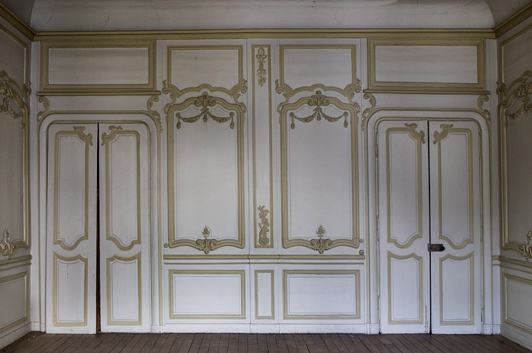 Logis principal, intérieur, premier étage : détail des lambris, de face. © Yves Sancey / Région Bourgogne-Franche-Comté, Inventaire du patrimoine - 2011