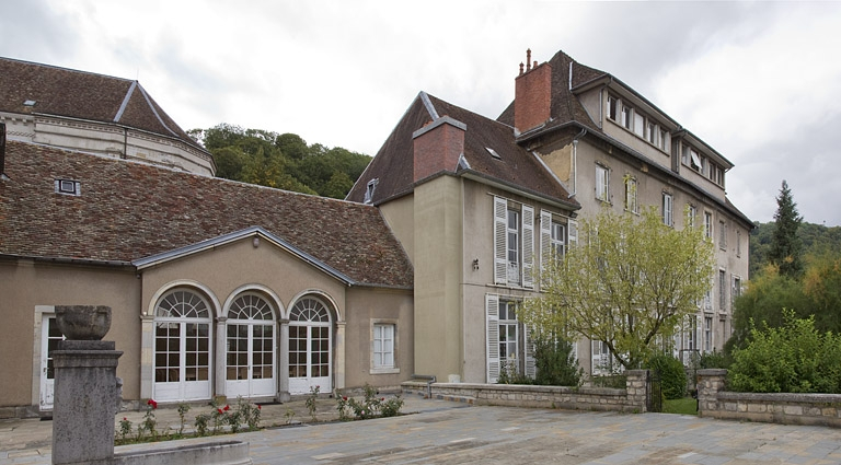 Vue d'ensemble de l'orangerie et du vieil archevêché, de trois quarts gauche. © Yves Sancey / Région Bourgogne-Franche-Comté, Inventaire du patrimoine - 2011