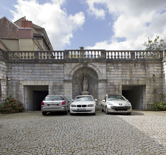 Vue d'ensemble du soubassement de la terrasse au fond de la cour, de face. © Yves Sancey / Région Bourgogne-Franche-Comté, Inventaire du patrimoine - 2011
