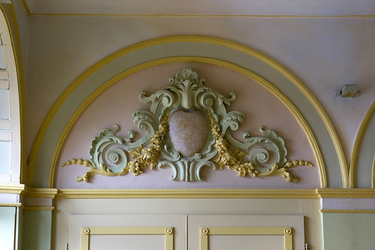 Orangerie, intérieur : détail du décor d'un dessus de porte, de face. © Yves Sancey / Région Bourgogne-Franche-Comté, Inventaire du patrimoine - 2011