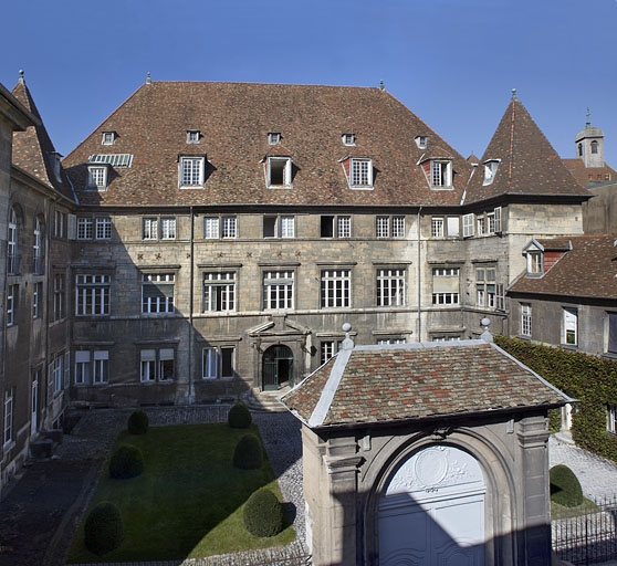 Vue d'ensemble de l'hôtel et de la cour, de face. © Yves Sancey / Région Bourgogne-Franche-Comté, Inventaire du patrimoine - 2011