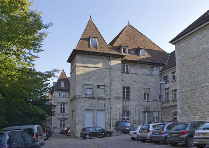 Façades postérieure et latérale gauche : de trois quarts droit. © Yves Sancey / Région Bourgogne-Franche-Comté, Inventaire du patrimoine - 2011