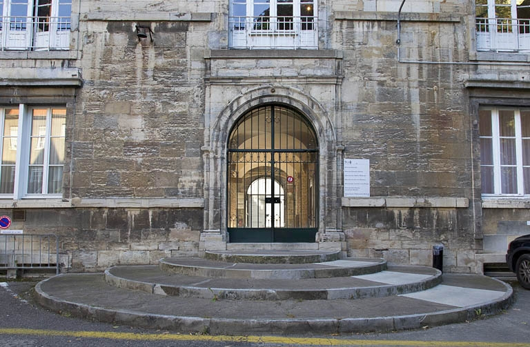 Façade postérieure : détail du portail d'entrée, de face. © Yves Sancey / Région Bourgogne-Franche-Comté, Inventaire du patrimoine - 2011