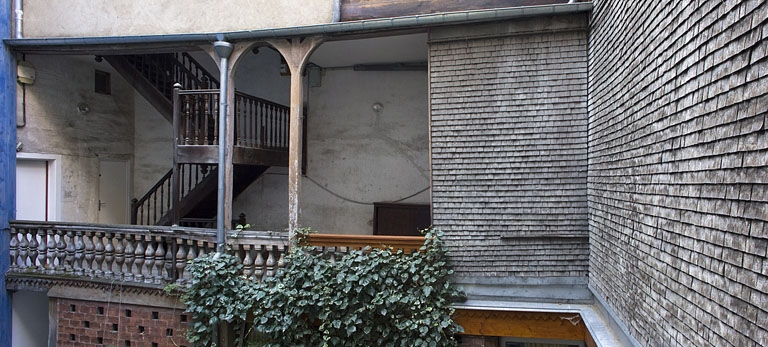 Aile de l'escalier à cage ouverte : détail de la partie supérieure, de face. © Yves Sancey / Région Bourgogne-Franche-Comté, Inventaire du patrimoine - 2011