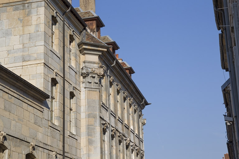 Façade extérieure, rue du lycée : détail des premier et deuxième étages, de trois quarts gauche. © Yves Sancey / Région Bourgogne-Franche-Comté, Inventaire du patrimoine - 2011