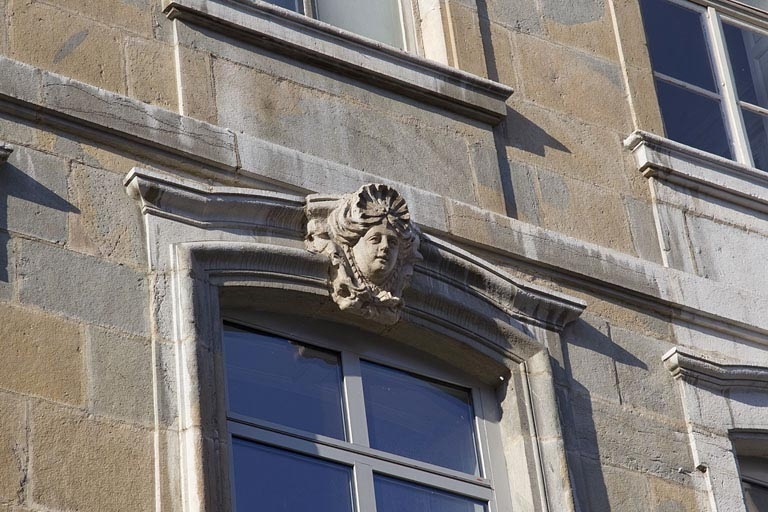 Façade extérieure, rue du lycée, porte-fenêtre du premier étage : détail de la clé décorée d'une tête féminine. © Yves Sancey / Région Bourgogne-Franche-Comté, Inventaire du patrimoine - 2011