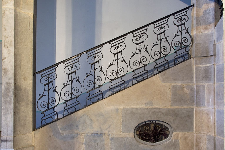 Intérieur, escalier : détail de la rampe en ferronnerie, vue rapprochée. © Yves Sancey / Région Bourgogne-Franche-Comté, Inventaire du patrimoine - 2011