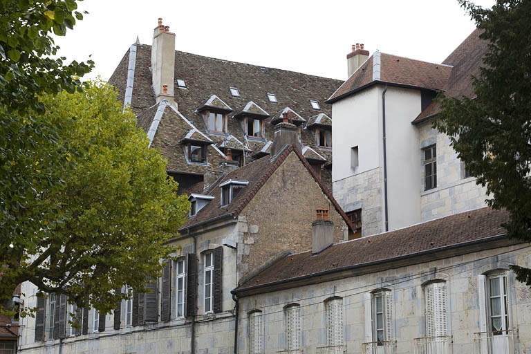 Façade latérale droite : vue d'ensemble de trois quarts droit. © Yves Sancey / Région Bourgogne-Franche-Comté, Inventaire du patrimoine - 2011