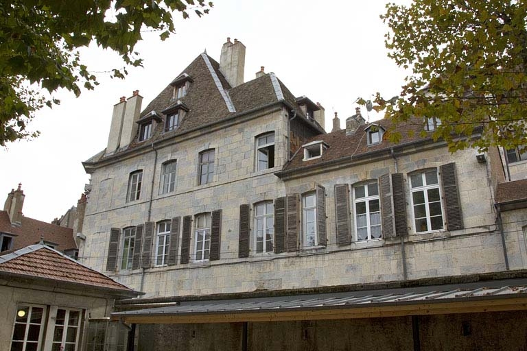 Façade latérale droite : vue d'ensemble de face, depuis la cour du lycée Pasteur. © Yves Sancey / Région Bourgogne-Franche-Comté, Inventaire du patrimoine - 2011