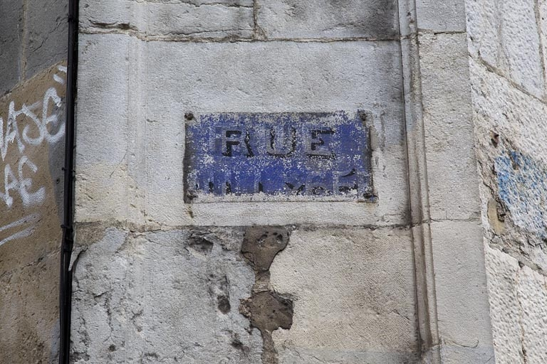 Angle droit de la façade antérieure : plaque peinte de l'ancien nom de la rue. © Yves Sancey / Région Bourgogne-Franche-Comté, Inventaire du patrimoine - 2011