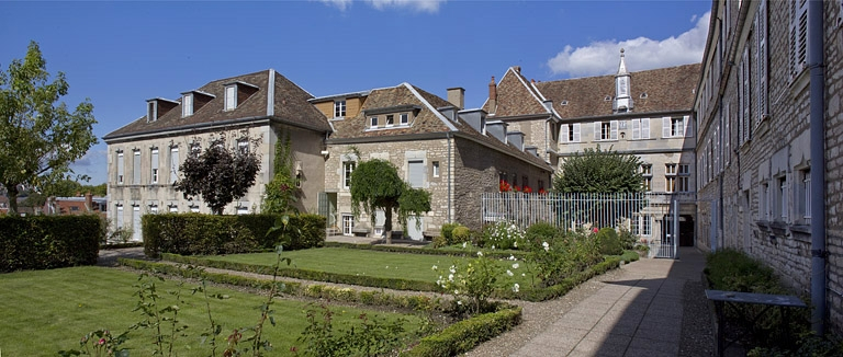 Logis principal : vue de l'aile droite depuis le fond du jardin, de trois quarts droit. © Yves Sancey / Région Bourgogne-Franche-Comté, Inventaire du patrimoine - 2011