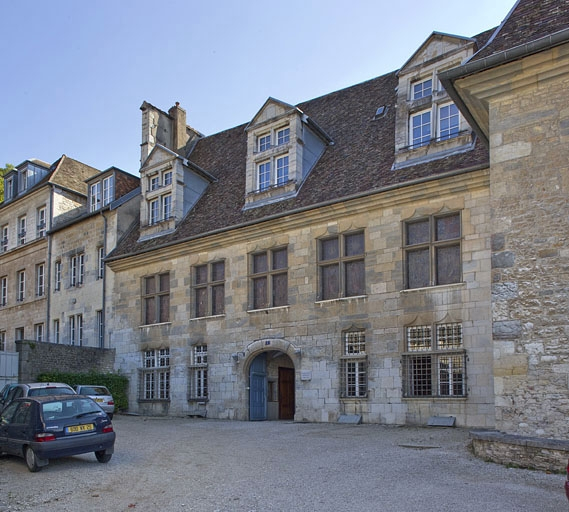 Logis principal, façade antérieure : de trois quarts droit. © Yves Sancey / Région Bourgogne-Franche-Comté, Inventaire du patrimoine - 2011