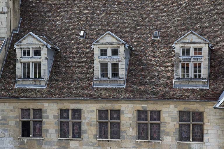 Logis principal, toiture : détail des lucarnes donnant sur l'extérieur. © Yves Sancey / Région Bourgogne-Franche-Comté, Inventaire du patrimoine - 2011