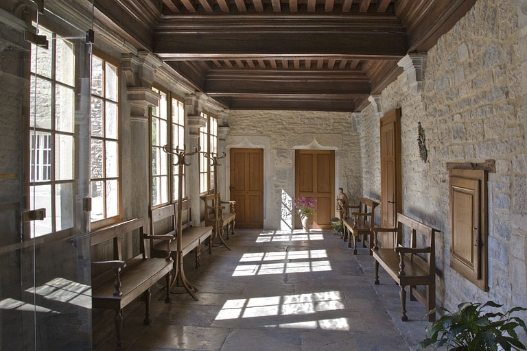 Logis principal : vue d'ensemble de l'intérieur du portique, depuis le passage cocher. © Yves Sancey / Région Bourgogne-Franche-Comté, Inventaire du patrimoine - 2011