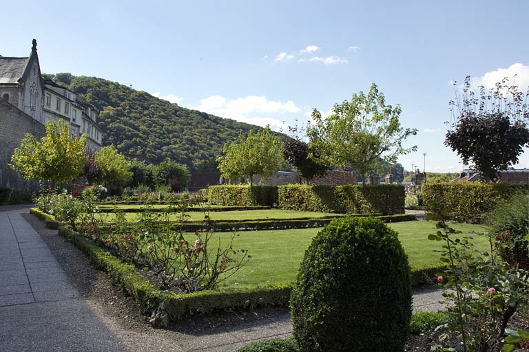 Vue d'ensemble du jardin depuis l' entrée, de trois quarts gauche. © Yves Sancey / Région Bourgogne-Franche-Comté, Inventaire du patrimoine - 2011