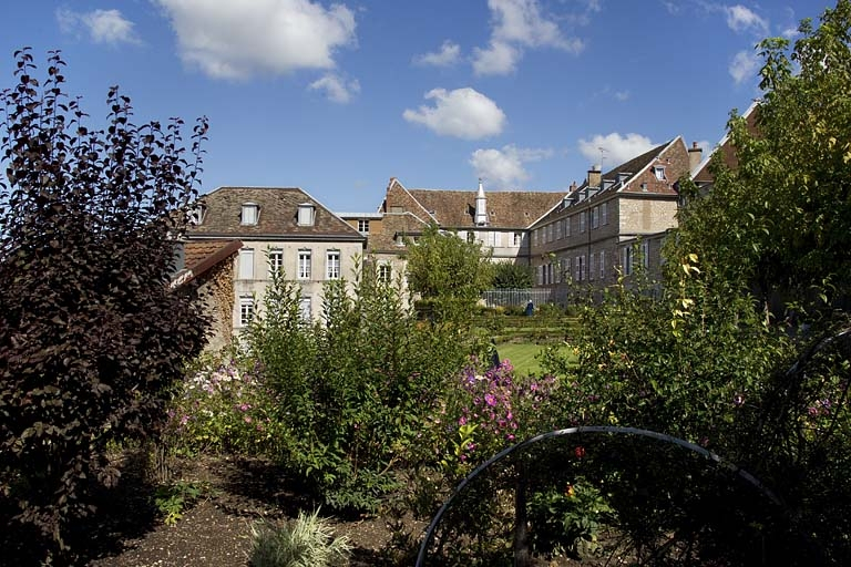 Vue d'ensemble de l'édifice depuis le fond du jardin. © Yves Sancey / Région Bourgogne-Franche-Comté, Inventaire du patrimoine - 2011