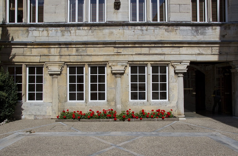 Logis principal : vue d'ensemble du portique. © Yves Sancey / Région Bourgogne-Franche-Comté, Inventaire du patrimoine - 2011
