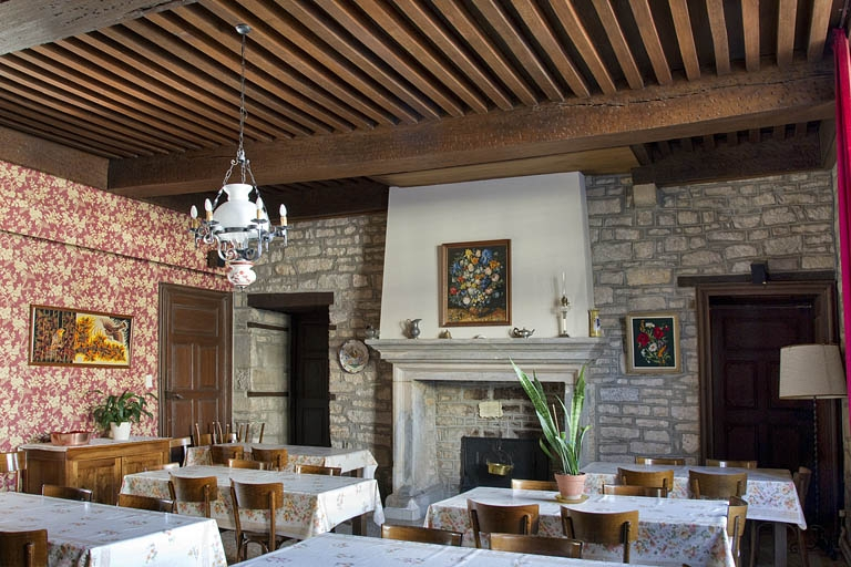 Logis principal, intérieur : vue d'ensemble de la cheminée d'une pièce du rez-de-chaussée. © Yves Sancey / Région Bourgogne-Franche-Comté, Inventaire du patrimoine - 2011