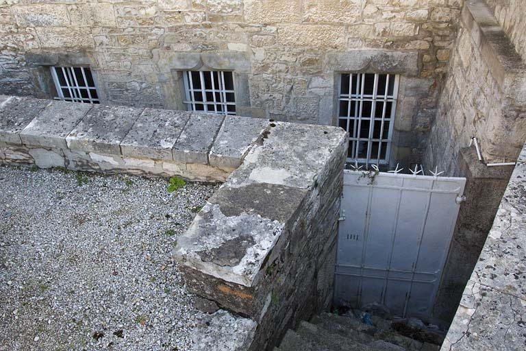 Logis principal, soubassement droit : détail de la cour anglaise devant les fenêtres de la cuisine. © Yves Sancey / Région Bourgogne-Franche-Comté, Inventaire du patrimoine - 2011