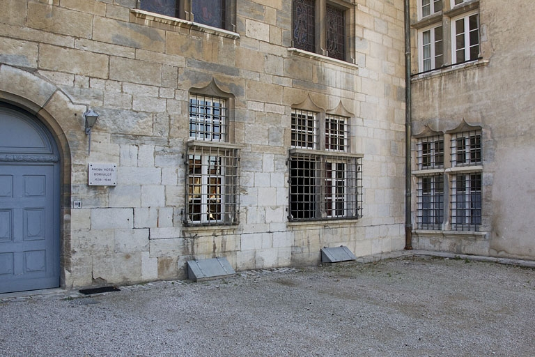 Logis principal, façade antérieure : détail du rez-de-chaussée de la partie droite. © Yves Sancey / Région Bourgogne-Franche-Comté, Inventaire du patrimoine - 2011