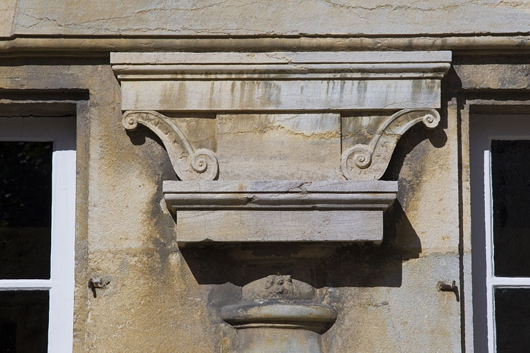 Logis principal, façade postérieure : détail d'une zapata du portique : de face. © Yves Sancey / Région Bourgogne-Franche-Comté, Inventaire du patrimoine - 2011