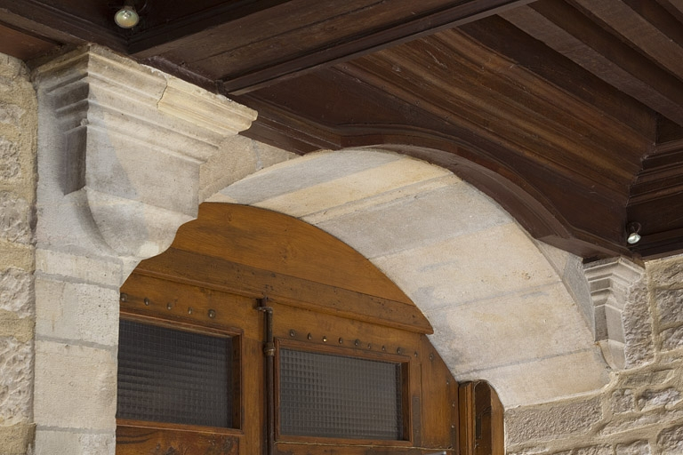 Logis principal, portique : détail de la partie supérieure d'une baie. © Yves Sancey / Région Bourgogne-Franche-Comté, Inventaire du patrimoine - 2011