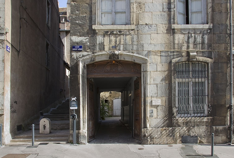 Logis principal : détail du passage cocher depuis la rue, vue éloignée. © Yves Sancey / Région Bourgogne-Franche-Comté, Inventaire du patrimoine - 2011