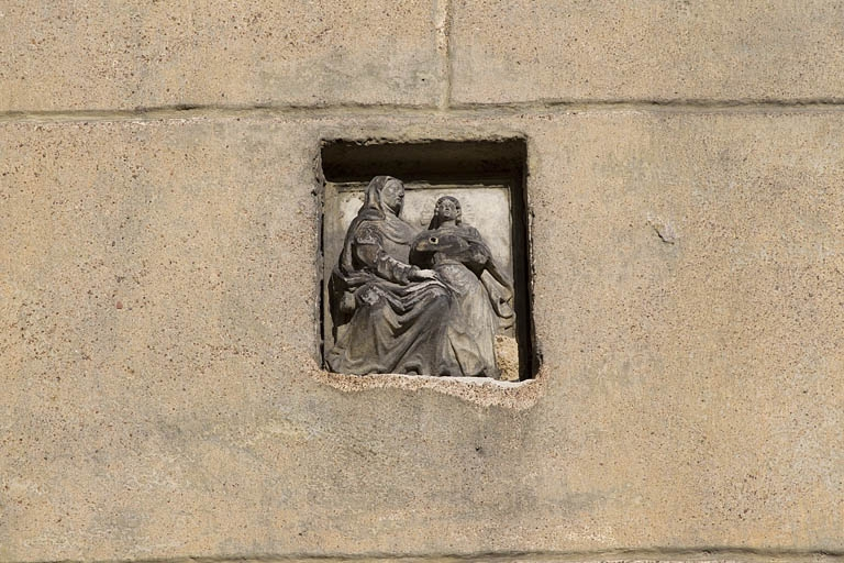 Mur de la cour : détail d'une sculpture représentant sainte Anne et la Vierge. © Yves Sancey / Région Bourgogne-Franche-Comté, Inventaire du patrimoine - 2011