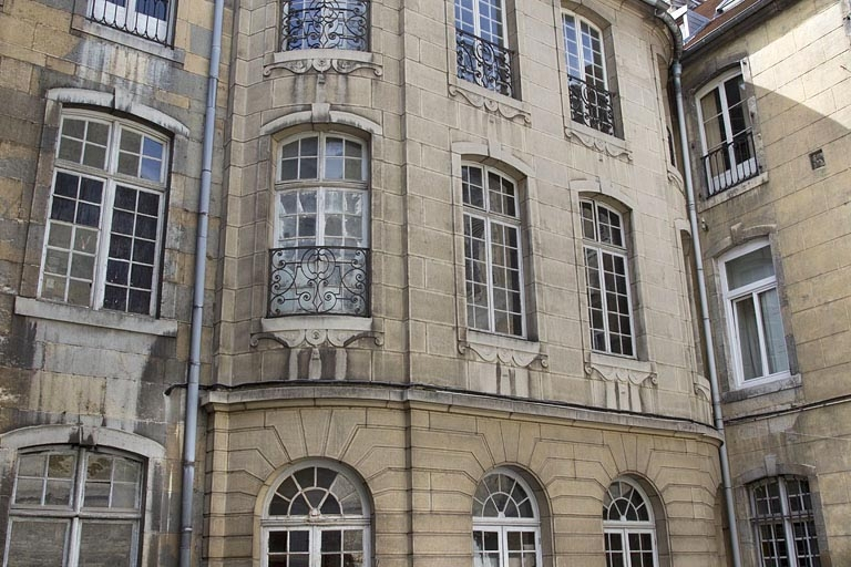 Aile de l'escalier : détail du premier étage. © Yves Sancey / Région Bourgogne-Franche-Comté, Inventaire du patrimoine - 2011