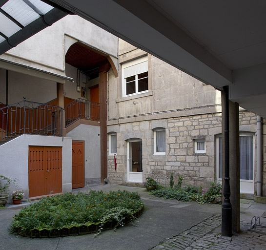 Vue d'ensemble de l'escalier à cage ouverte et du logis secondaire, de trois quarts gauche. © Yves Sancey / Région Bourgogne-Franche-Comté, Inventaire du patrimoine - 2011