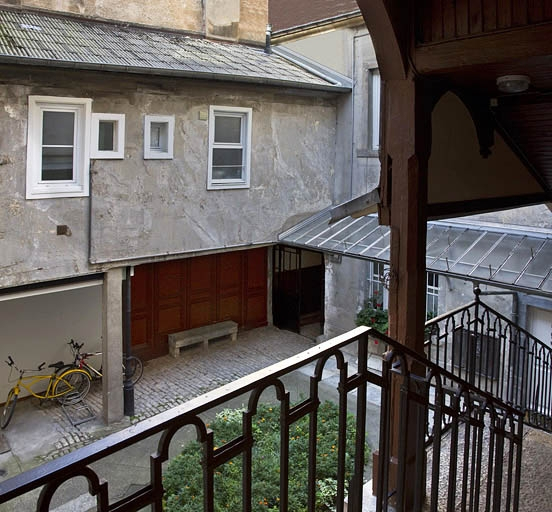 Vue d'ensemble de la cour depuis l'escalier à cage ouverte. © Yves Sancey / Région Bourgogne-Franche-Comté, Inventaire du patrimoine - 2011