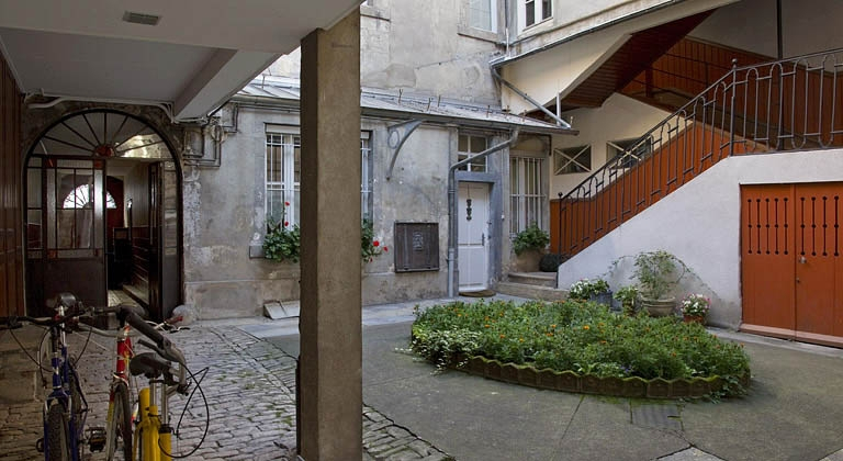Vue d'ensemble de la cour depuis le fond, de trois quarts gauche. © Yves Sancey / Région Bourgogne-Franche-Comté, Inventaire du patrimoine - 2011