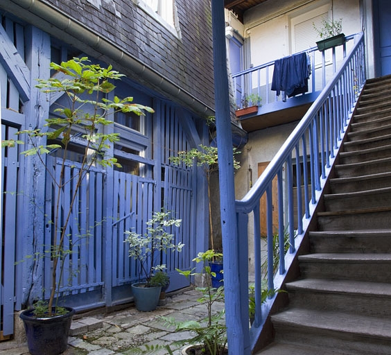 Vue d'ensemble des bûchers, depuis l'entrée de la courette. © Yves Sancey / Région Bourgogne-Franche-Comté, Inventaire du patrimoine - 2011