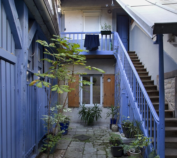 Deuxième logis secondaire, façade postérieure : détail de l'escalier extérieur. © Yves Sancey / Région Bourgogne-Franche-Comté, Inventaire du patrimoine - 2011