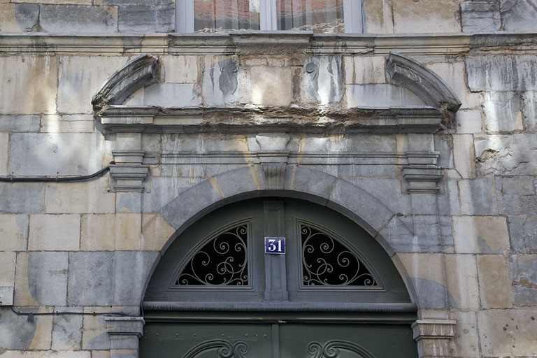 Logis principal, portail d'entrée : détail du fronton interrompu. © Yves Sancey / Région Bourgogne-Franche-Comté, Inventaire du patrimoine - 2011