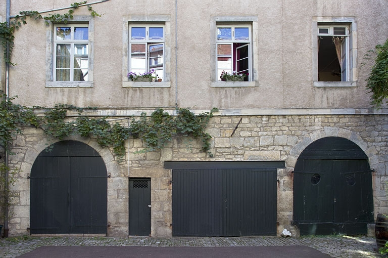 Deuxième logis secondaire : détail des remises du rez-de-chaussée. © Yves Sancey / Région Bourgogne-Franche-Comté, Inventaire du patrimoine - 2011
