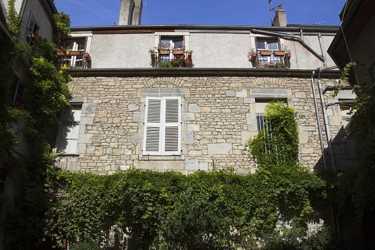 Logis principal : vue d'ensemble de la façade postérieure, de face. © Yves Sancey / Région Bourgogne-Franche-Comté, Inventaire du patrimoine - 2011