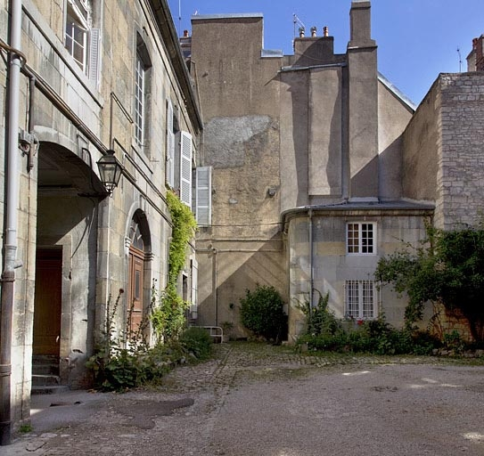 Façade postérieure de logis principal et édicule à gauche de la cour, de face. © Yves Sancey / Région Bourgogne-Franche-Comté, Inventaire du patrimoine - 2011